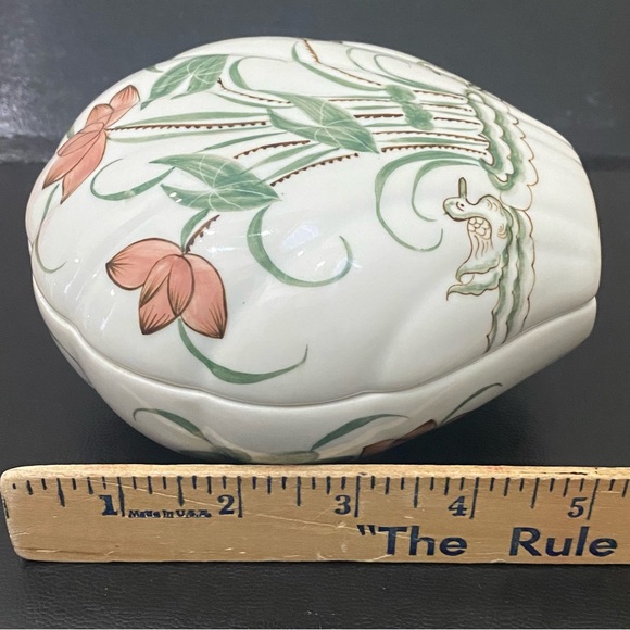 Handpainted Ducks & Lilies Porcelain Scalloped Shell Lidded Trinket Box - Picture 10 of 16